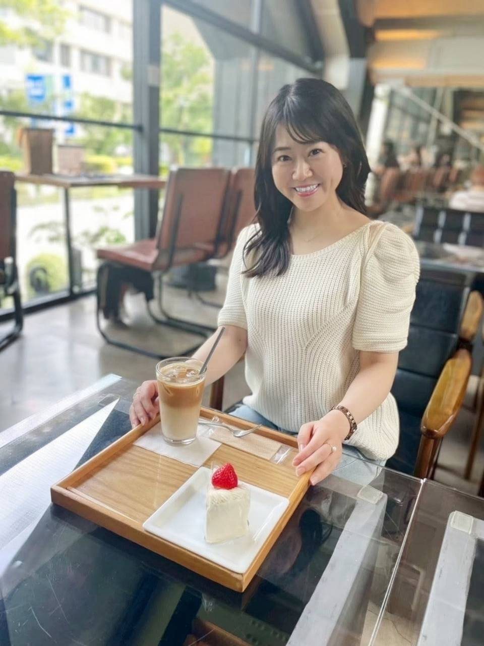 カフェでショートケーキを前に微笑むともみ
