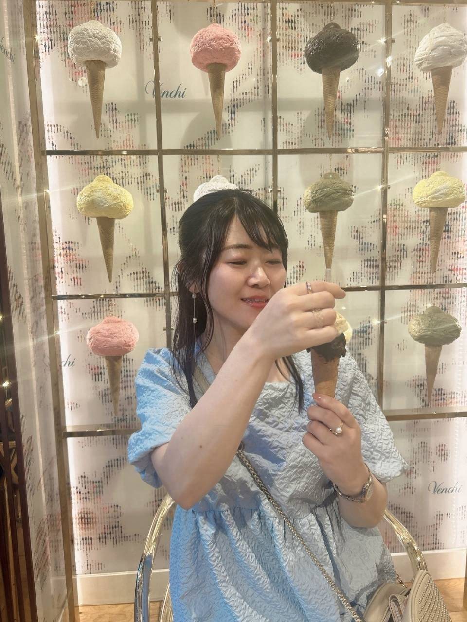 アイスクリームを手に楽しそうなともみ